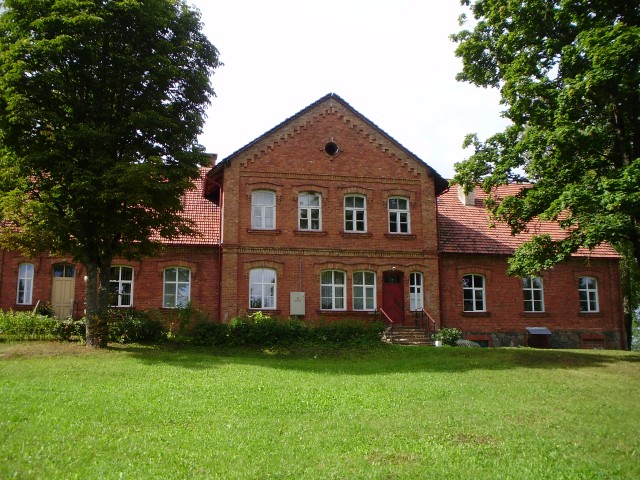 Kraukļu skola no pagalma puses